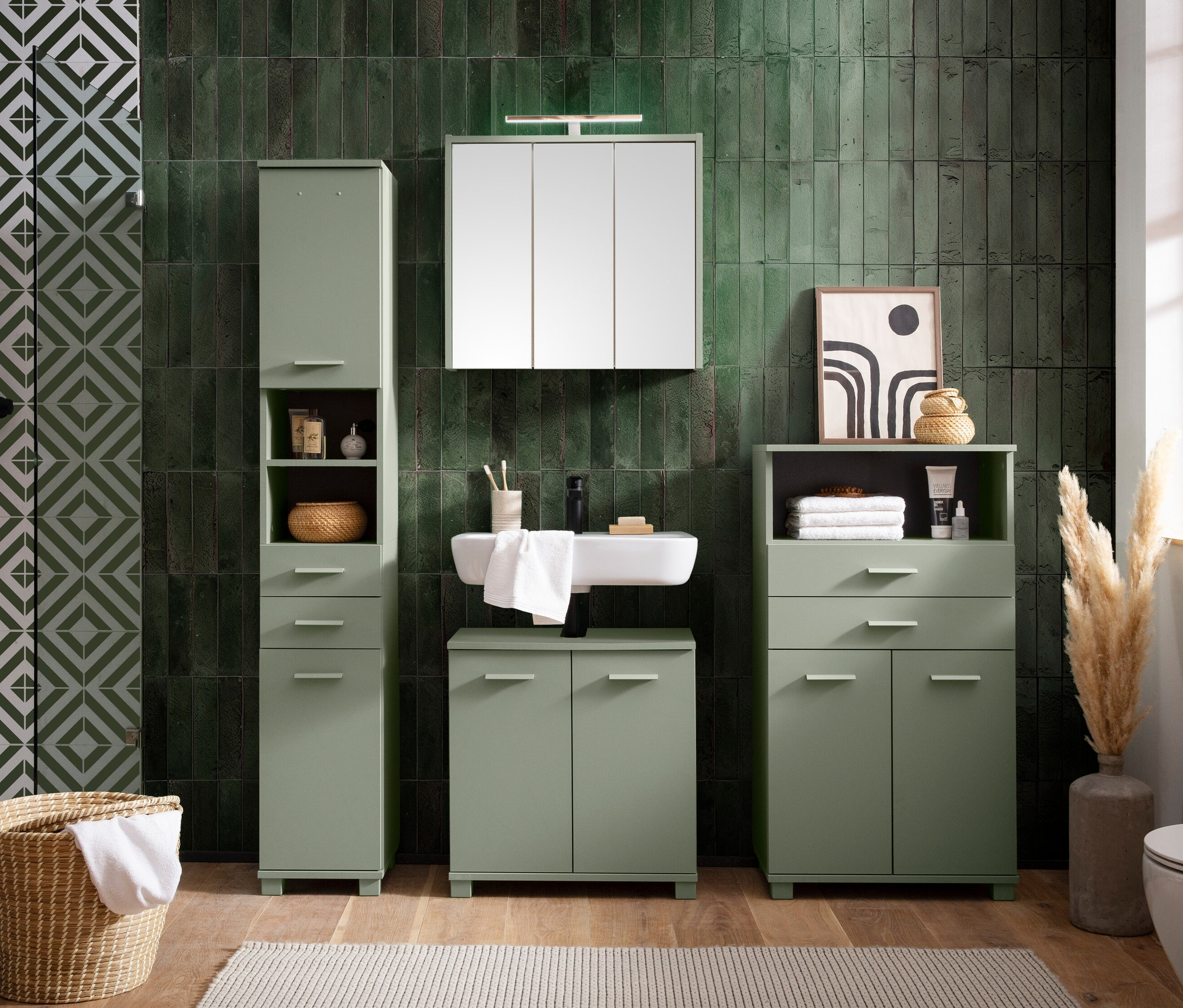 Badezimmer mit pistazienfarbenen Mono-Möbeln: breites Highboard, Spiegelschrank, Waschtisch und Unterschrank.