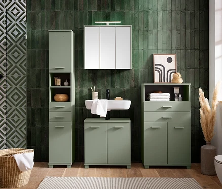 Badezimmer mit pistazienfarbenen Mono-Möbeln: breites Highboard, Spiegelschrank, Waschtisch und Unterschrank.