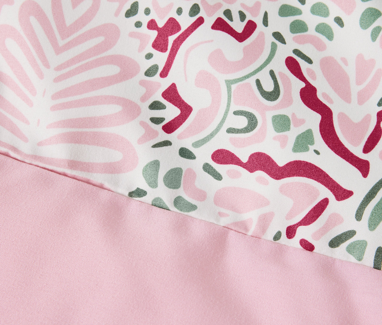 Detail einer rosa Microfaser-Bettwäsche in Normalgröße.