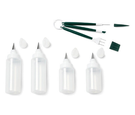 Vier leere Plastikflaschen mit Metallspitzen und grüne Werkzeugsets auf einem weißen Hintergrund.