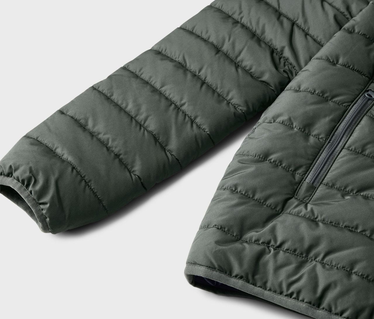 Detailaufnahme einer dunkelgrünen Kinder-Steppjacke.