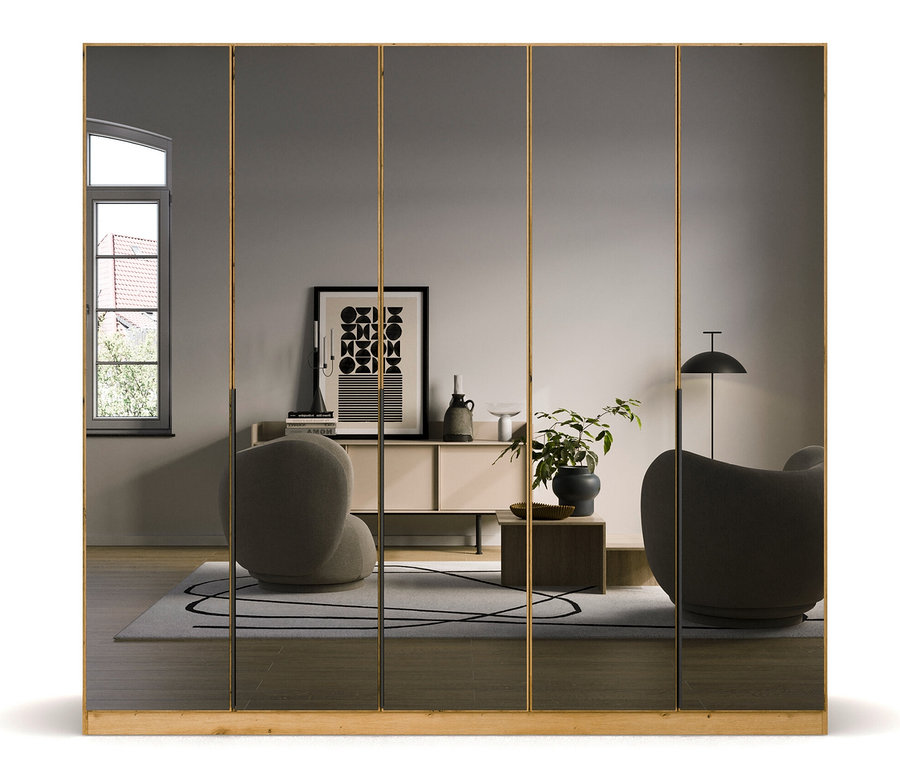 Spiegelung eines Wohnzimmers im Kleiderschrank. Im Zimmer befinden sich zwei graue Sessel, eine Kommode und ein Fenster.