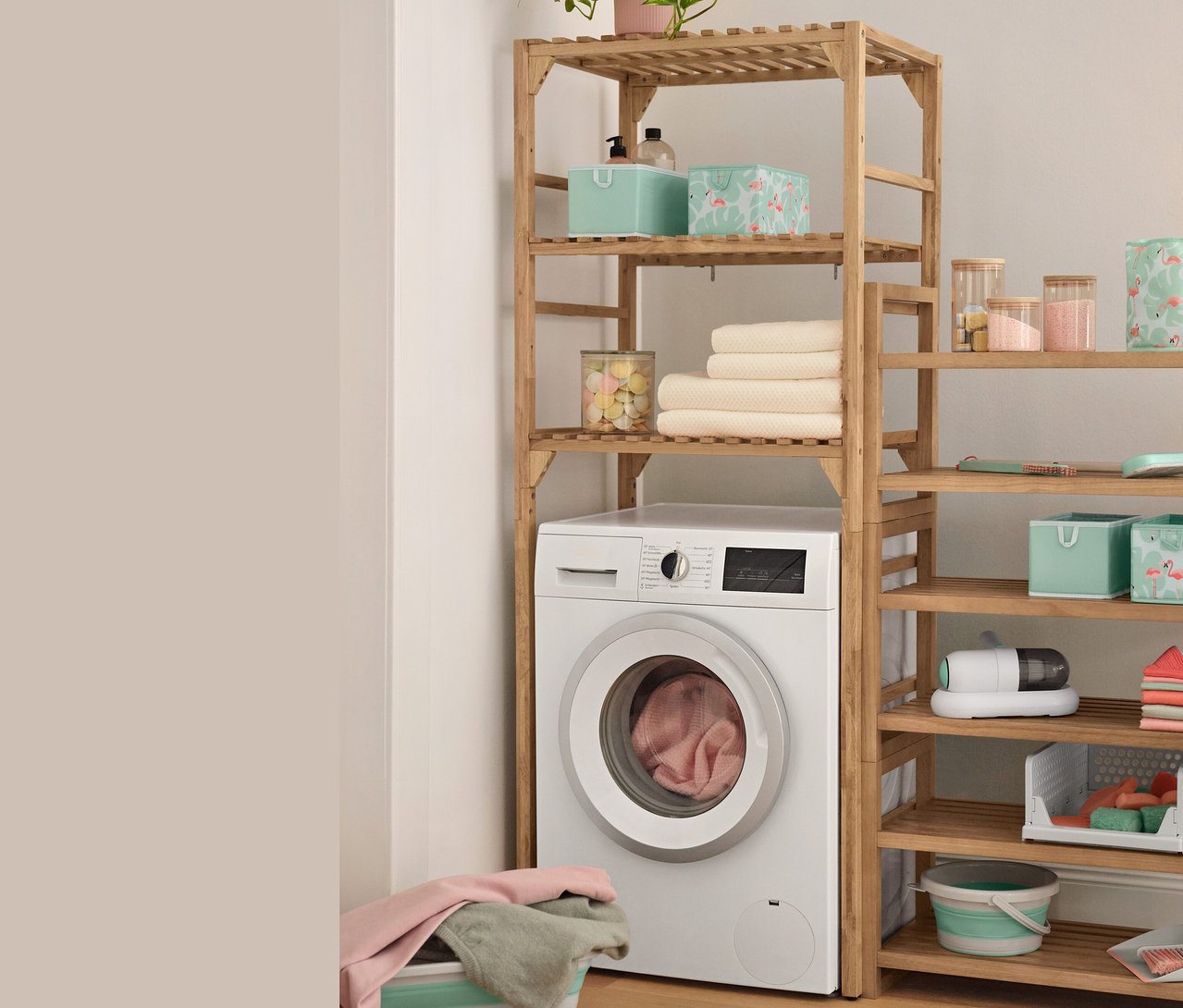 Regal mit Waschmaschine, Bügelbrettbezug, Profi-Akkusauger und 2 Schubladen-Ordnungsboxen.