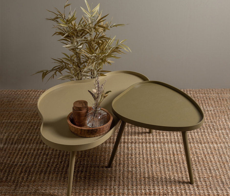 Zwei Woood Beistelltische »Mae« in Alpaka-Farbe stehen auf einem Juteteppich. Auf dem größeren Tisch befinden sich eine Vase mit Blumen und eine Holzschale.