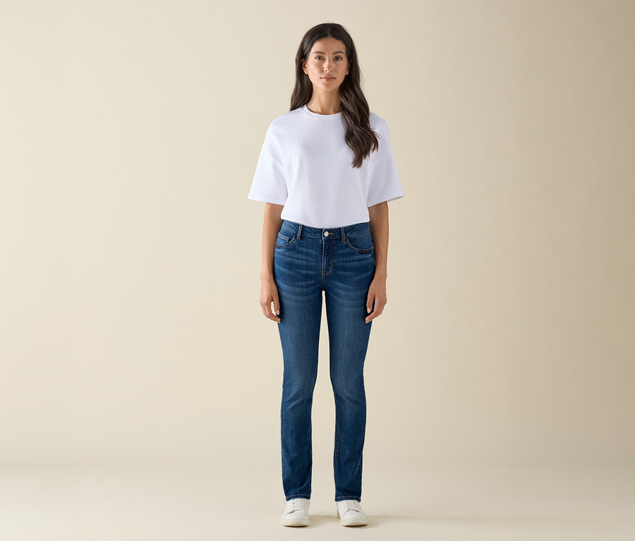 Frau posiert in Slim-Jeans – Fit »Emma«, Mid Blue Denim.
