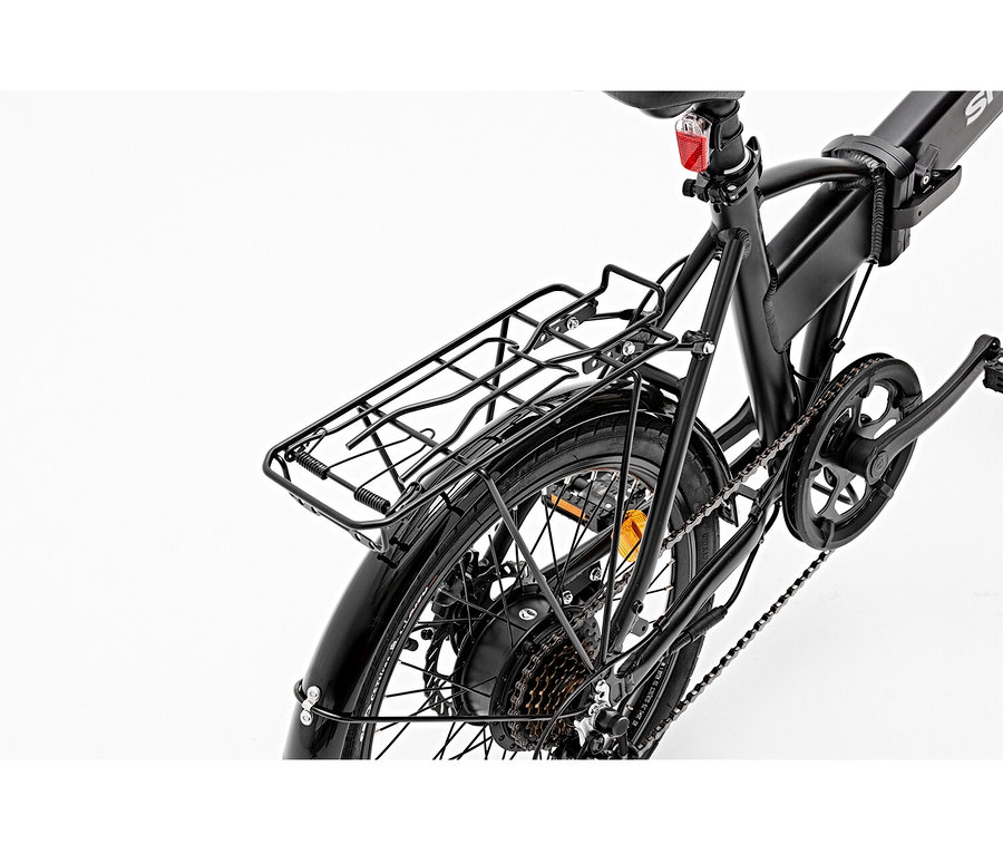 Detailaufnahme des Hinterrads eines schwarzen E-Bikes mit Gepäckträger.