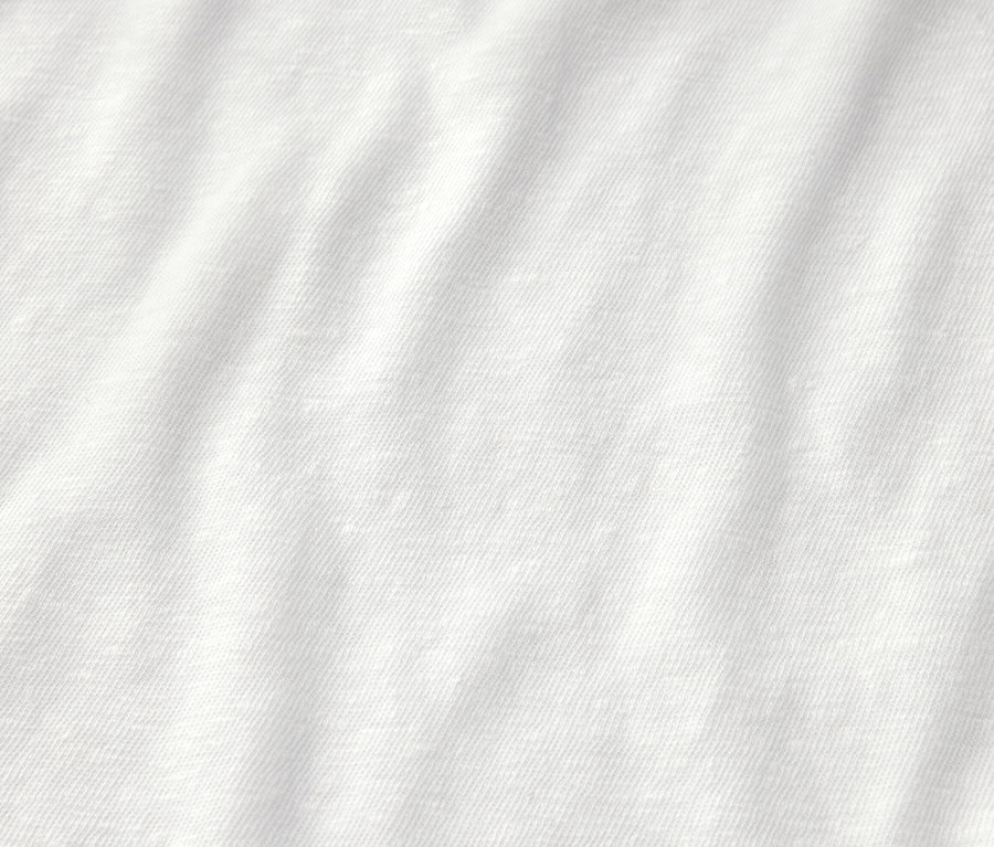 Nahaufnahme eines weißen Shirts aus Leinenmix.