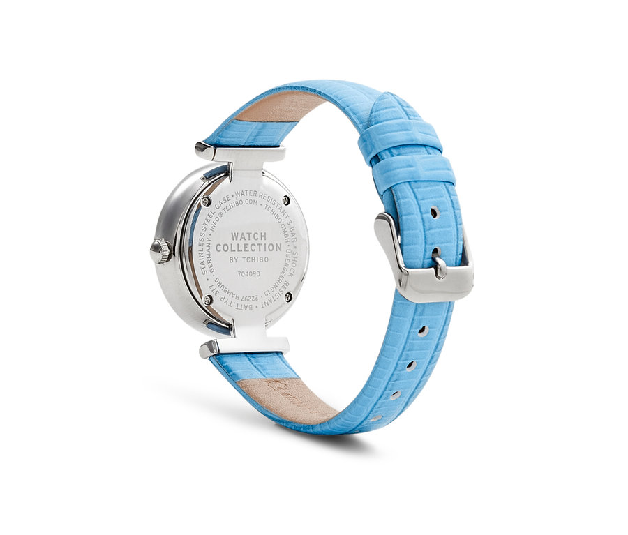 Nahaufnahme einer Armbanduhr mit blauem Lederband und silbernem Gehäuse.