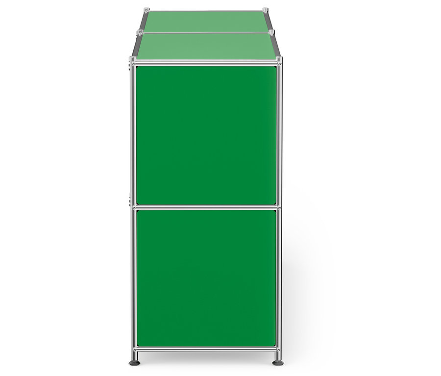 Ein zweiteiliger grüner Schrank mit Chromrahmen auf weißem Hintergrund.