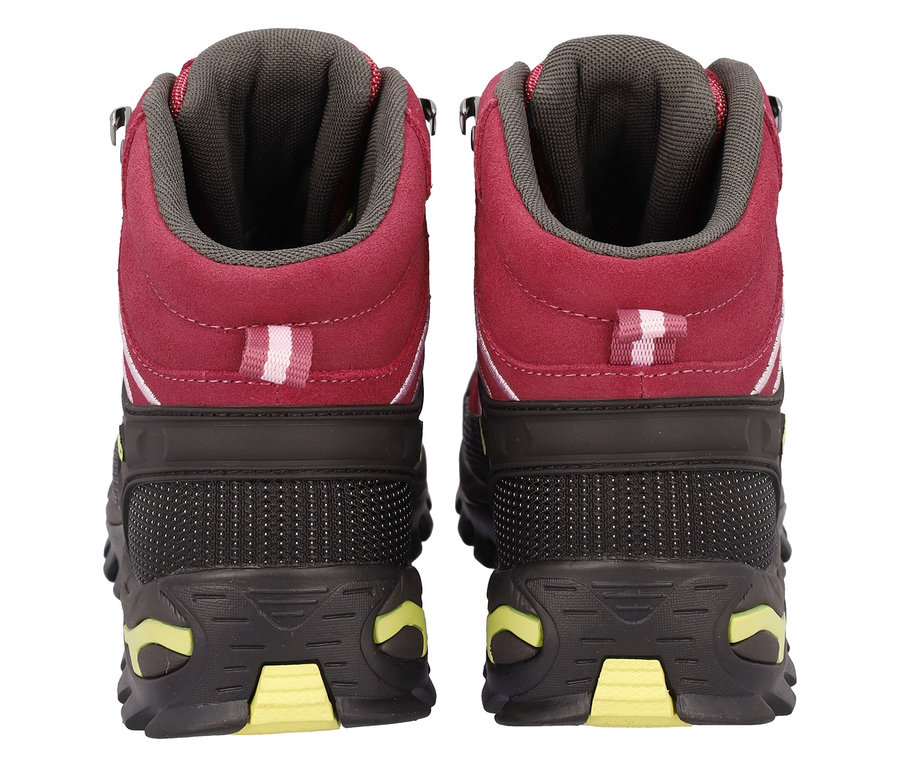Rückansicht von zwei weinroten Wanderstiefeln mit schwarzen Sohlen und gelben Akzenten.