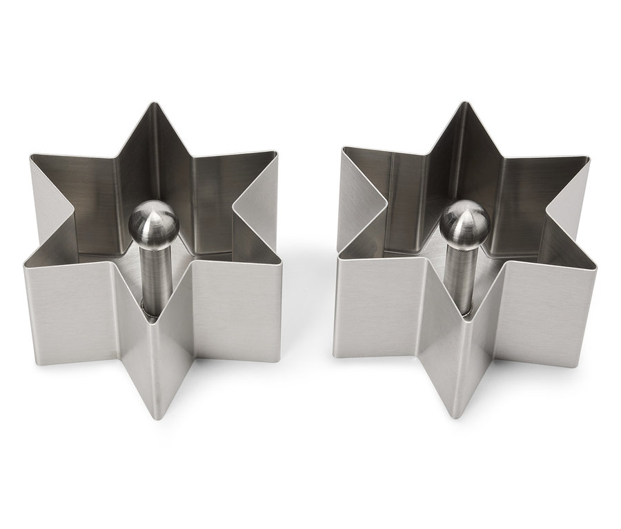 Zwei sternförmige Ausstechformen aus Metall.