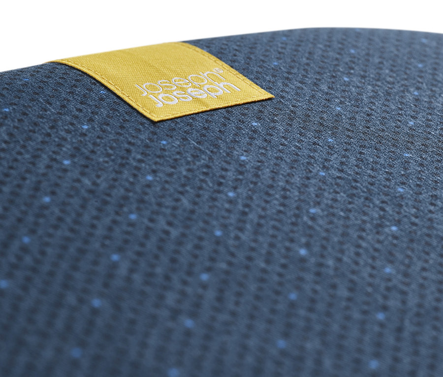 Detailaufnahme eines blauen Joseph Joseph Bügelbretts »Glide Plus« mit gelbem Etikett.