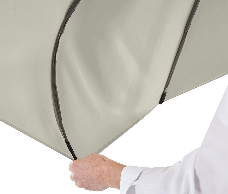 Hand hält grauen Leco Sonnenschirm, Ø 300 cm, inkl. Abdeckhaube.