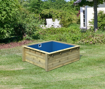 Im Gras steht ein Karibu Minipool (ohne Zubehör), ca. 220 x 220 cm.