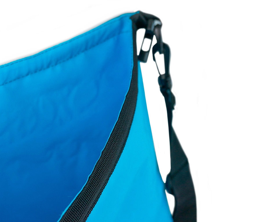 Detailansicht eines blauen Spinera Dry Bag 40L.
