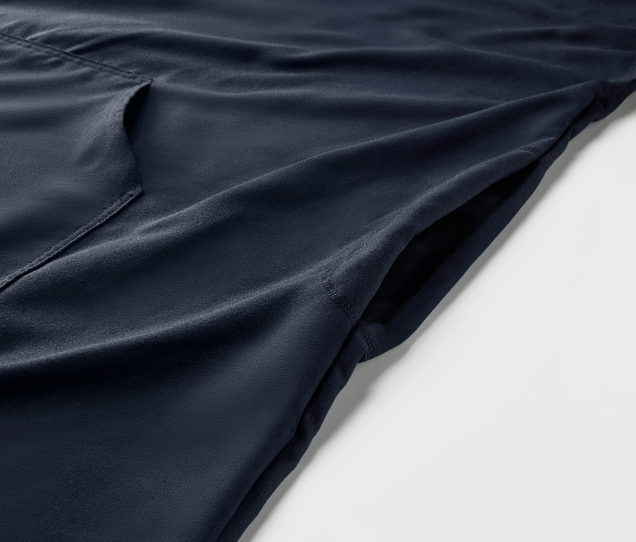 Detailaufnahme eines blauen Umzieh-Ponchos mit Tasche.