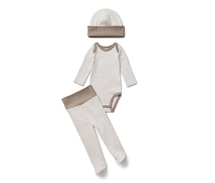 Baby-Set, 3-teilig, bestehend aus einem gestreiften Langarmbody, einer Hose und einer Mütze.