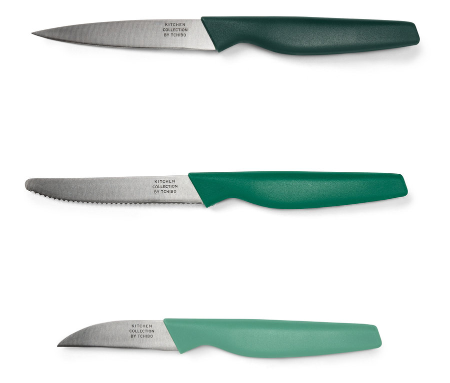 Drei Tchibo Kitchen Collection Messer mit verschiedenen Klingen und grünen Griffen auf weißem Hintergrund angeordnet.