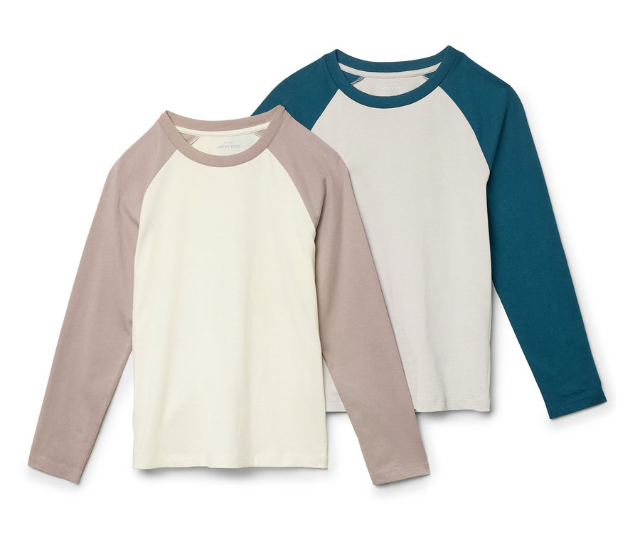 Zwei langärmelige Raglan-Shirts liegen nebeneinander. Eines ist beige mit braunen Ärmeln und das andere ist weiß mit blauen Ärmeln.
