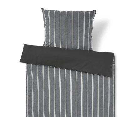 Bettwäsche-Set mit grau-weiß gestreiftem Muster.