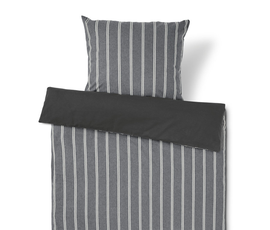 Bettwäsche-Set mit grau-weiß gestreiftem Muster.