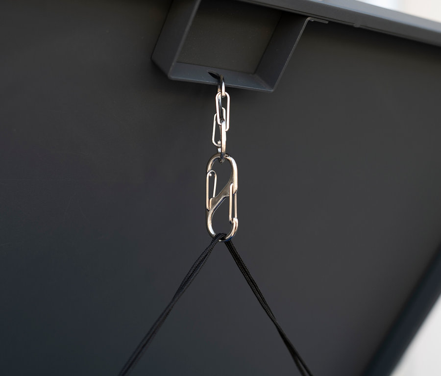 Detail einer stählernen Mülltonnenbox, Stahl, 5er.