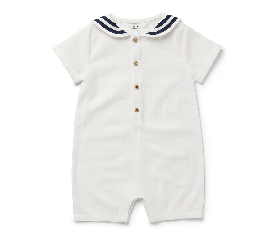 Weißer Baby-Matrosen-Strampler mit dunkelblauen Streifen am Kragen.