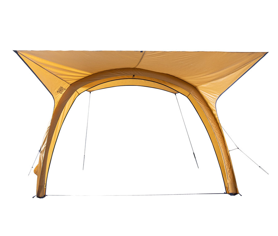 Ein aufgebautes, gelb-braunes Tambu Bus-Sonnensegel GATI.