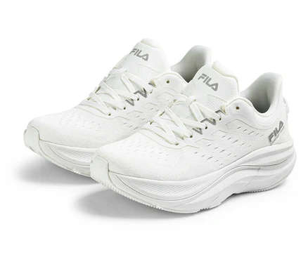Zwei weiße FILA Retron Damen-Sneaker stehen nebeneinander auf weißem Grund.