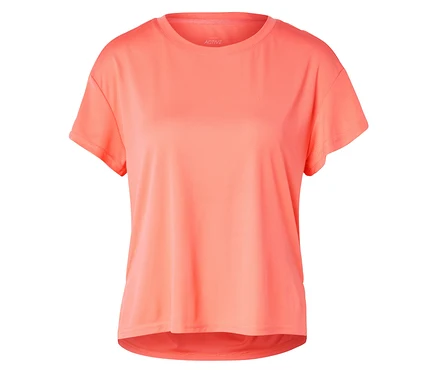 Ein korallfarbenes Sport-T-Shirt liegt auf einem weißen Hintergrund.