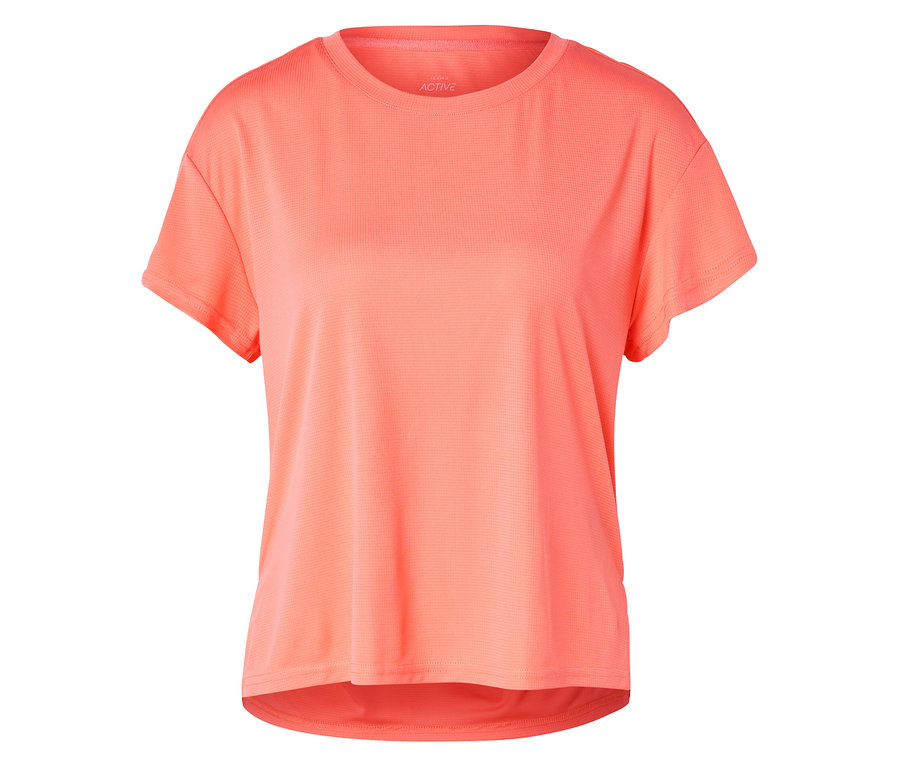 Ein korallfarbenes Sport-T-Shirt liegt auf einem weißen Hintergrund.