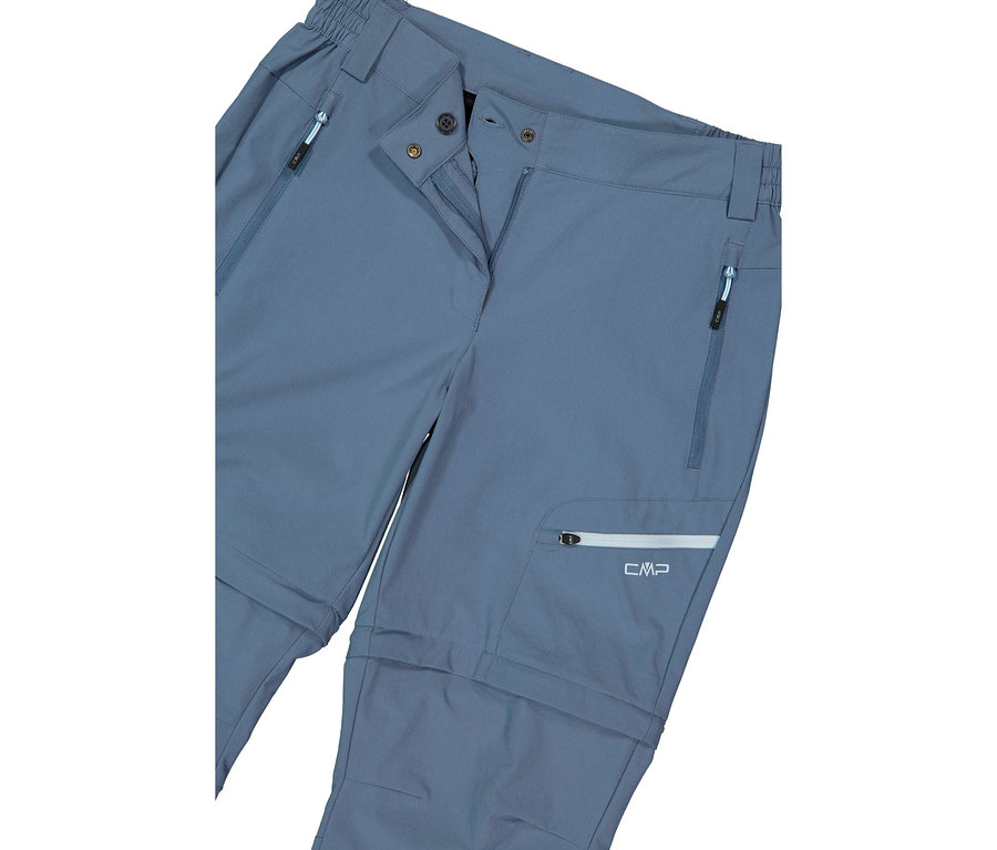 Nahaufnahme einer blaugrauen CMP-Hose mit sichtbaren Taschenreißverschlüssen und abnehmbaren Hosenbeinen.