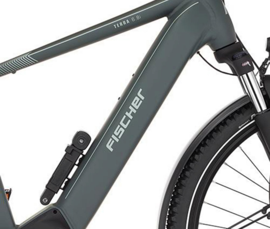 Detailaufnahme des FISCHER ATB E-Bike TERRA 6.8i ULTIMATE, 55 cm, mit Fokus auf Rahmen, Reifen und Aufschrift.
