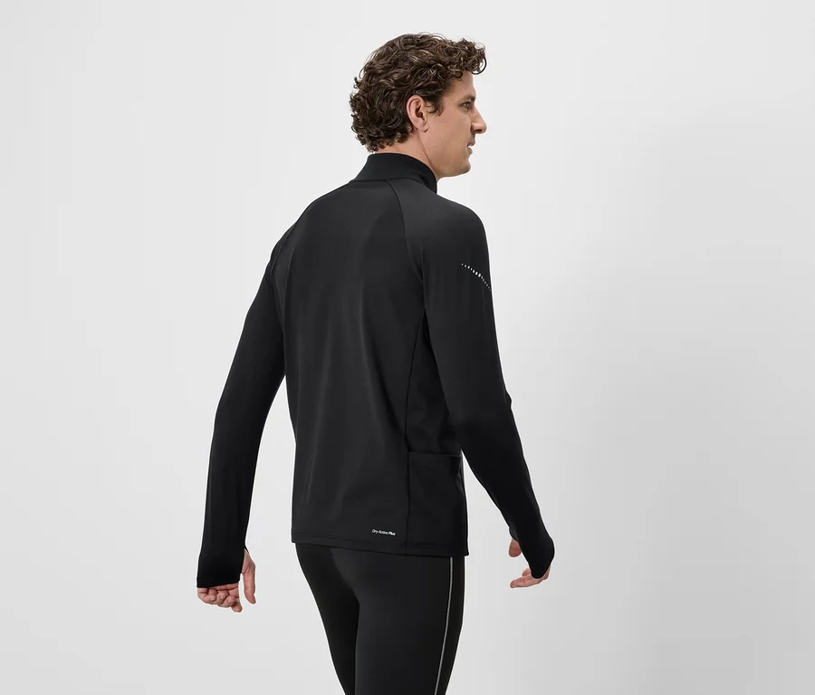 Mann von hinten in schwarzer Sportbekleidung, bestehend aus Oberteil mit Reißverschluss und Leggings.