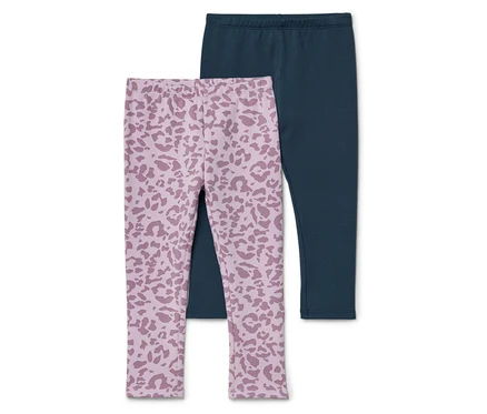 Zwei Leggings, eine dunkelblaue und eine hellrosa mit Leopardenmuster, liegen übereinander.