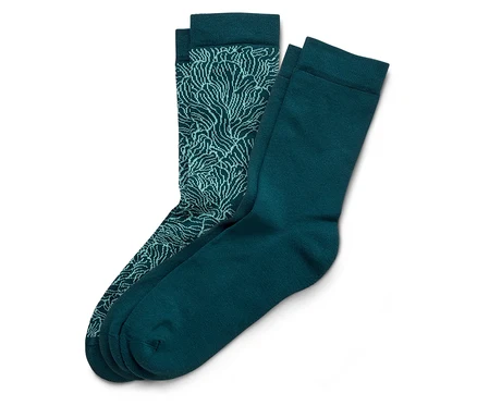 Ein Paar dunkelgrüne Socken, eine uni, die andere mit einem hellgrünen Blumenmuster.