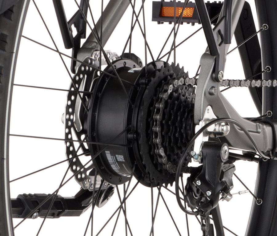 Hinterrad eines FISCHER Trekking-E-Bike TERRA 2.2 ACTIVE, groß (Diamant Rahmen) mit Gangschaltung und Kette.