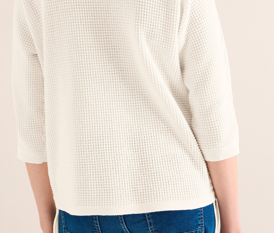 Eine Person von hinten, die einen weißen CECIL Feinstrickpullover mit 3/4-Ärmeln und blauen Jeans trägt.
