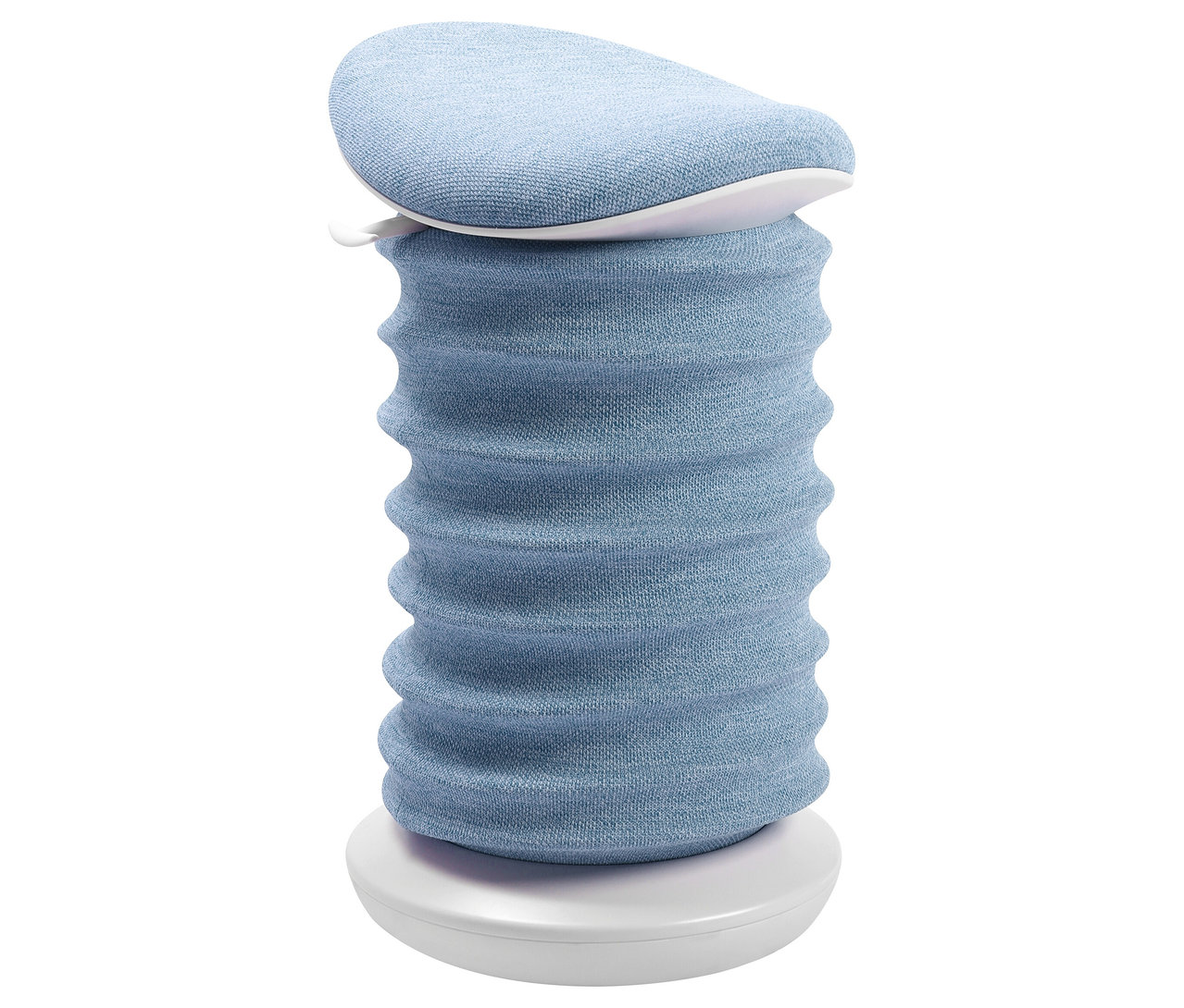 Blauer Sitness 4D Hocker auf weißem Sockel.