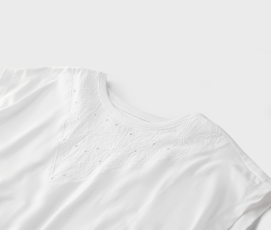 Detailansicht eines weißen T-Shirts mit Lochstickerei am Halsausschnitt.