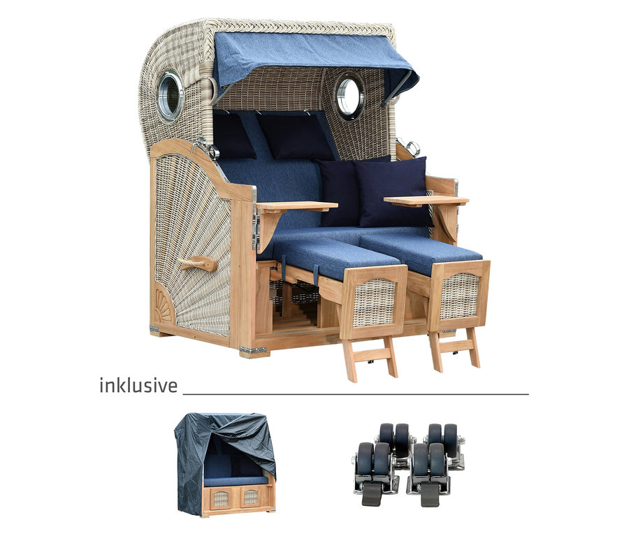 Ein Strandkorb aus Korbgeflecht mit blauem Stoffdach, blauen Kissen und ausziehbaren Fußstützen.