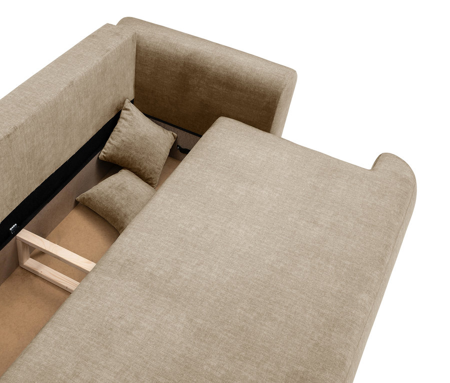 Beige Eckcouch mit offenem Bettkasten und zwei Kissen darin, von oben fotografiert.