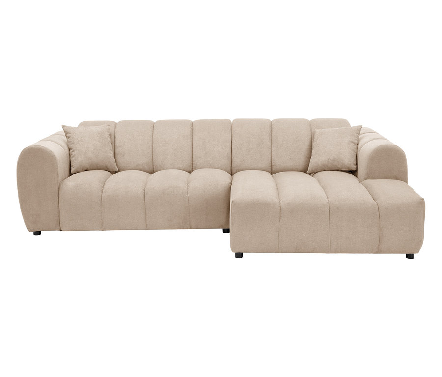 Beiges Ecksofa mit zwei Kissen auf weißem Hintergrund.