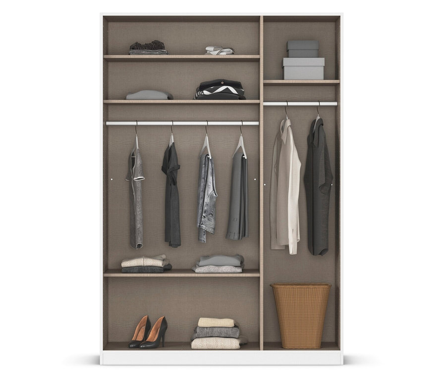 Offener Kleiderschrank mit Kleidung auf Kleiderbügeln, gefalteter Kleidung und Schuhen auf Regalen und einem Wäschekorb unten.