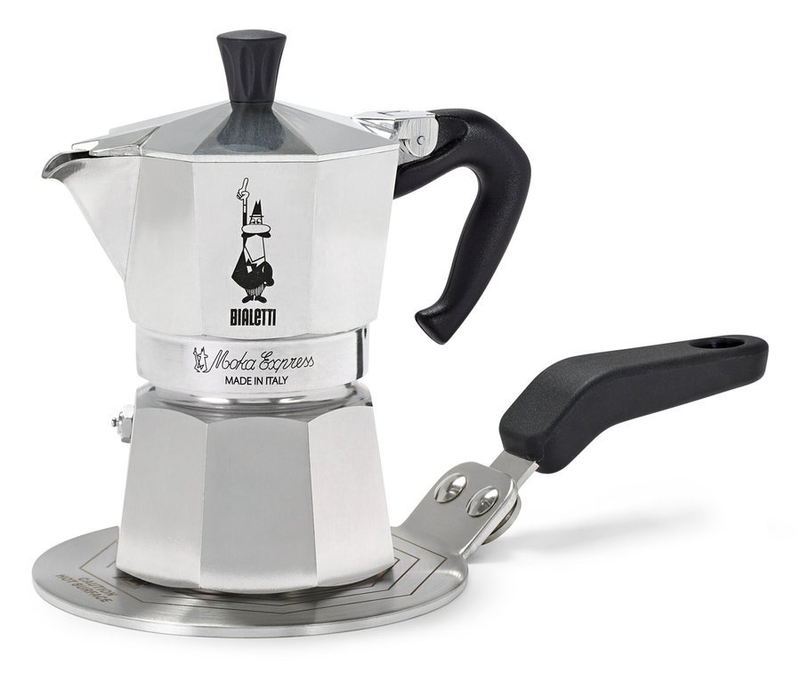 Ein silberner Bialetti Moka Express Espressokocher steht auf einer silbernen Herdplatte vor einem weißen Hintergrund.