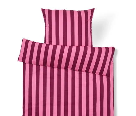 Bettwäschegarnitur mit vertikalen Streifen in Pink und Lila, bestehend aus einem Kissenbezug und einem Bettbezug.