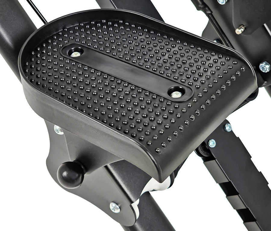 Detailaufnahme einer schwarzen Trittfläche eines Steppers mit Noppenmuster.