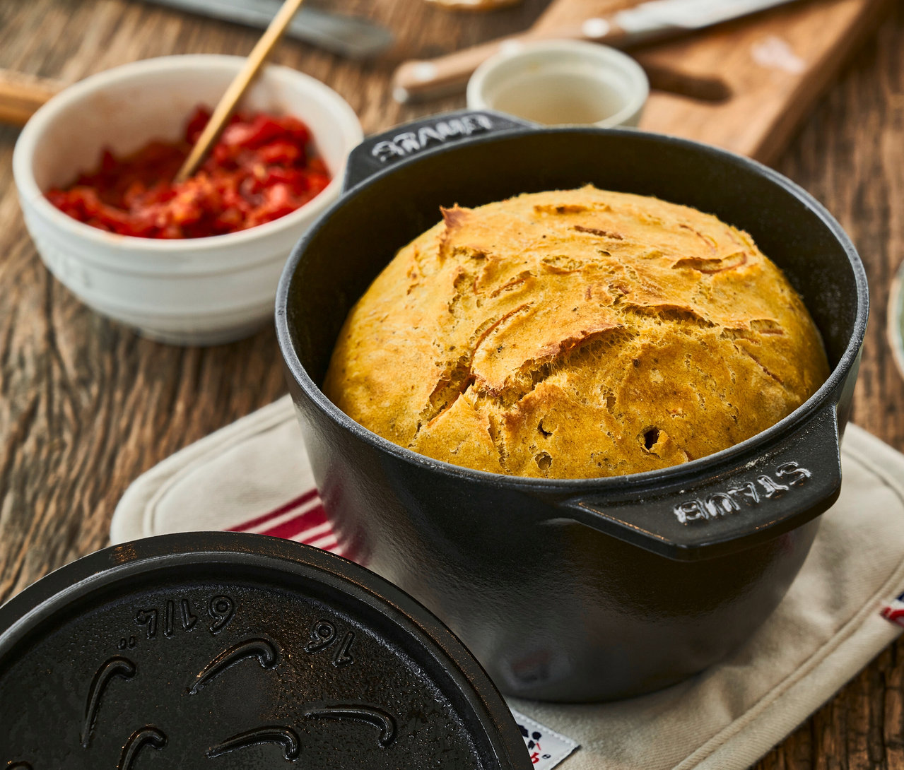 Brot in schwarzer, runder STAUB Reis-Cocotte (16 cm) auf Küchentisch.