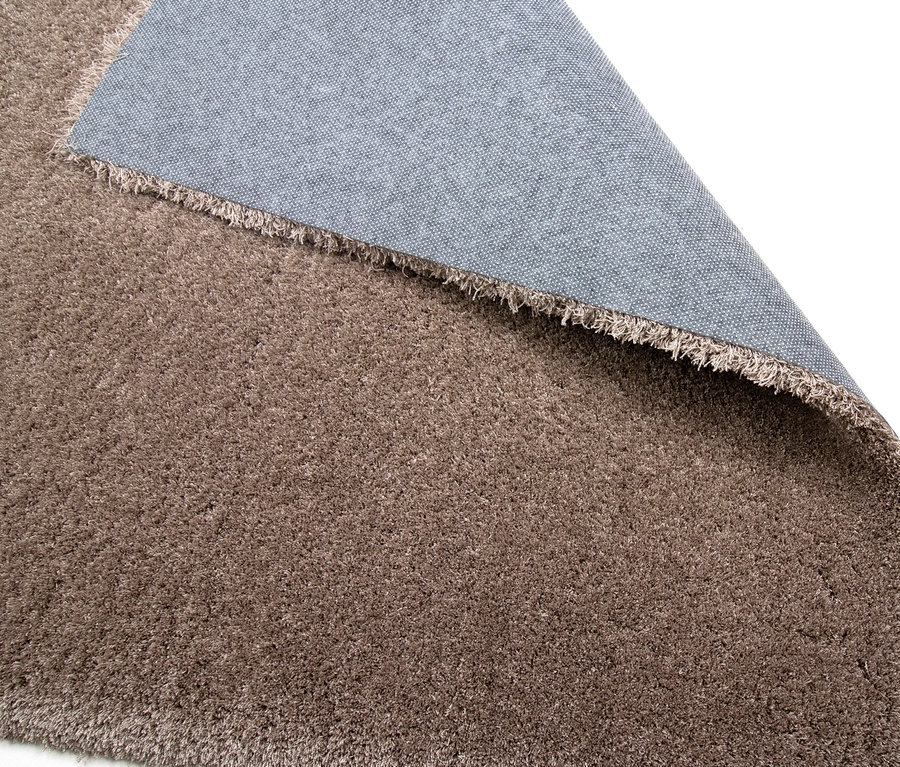 Nahaufnahme eines Teppichs »Pleasure« in Taupe.