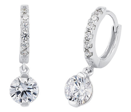 Nahaufnahme von Amor Ohrschmuck mit Herz-Motiv, bestehend aus zwei Ohrringen mit runden, klaren Zirkonia-Anhängern an silbernen Reifen.